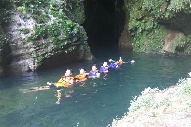 Wisata Alam Nyegerin di Sukabumi