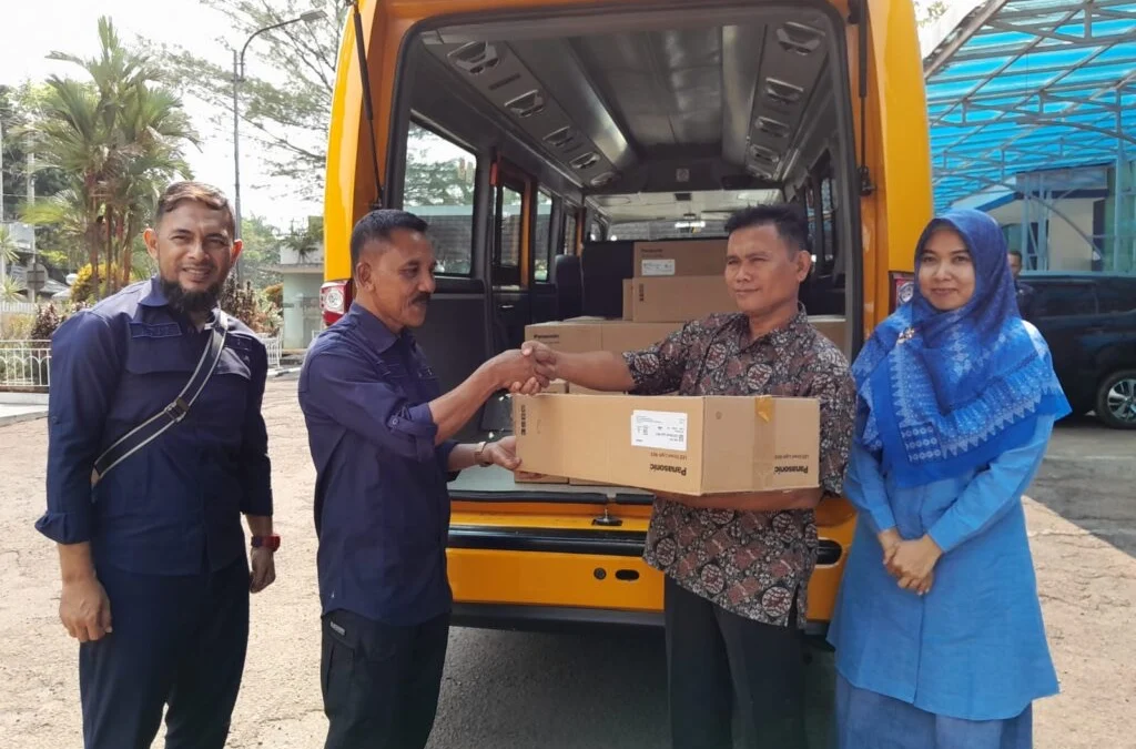 Dishub Kota Sukabumi Terima Bantuan 30 Unit PJU 