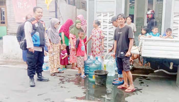 Salurkan Air Bersih ke Warga Cibeureum Hilir