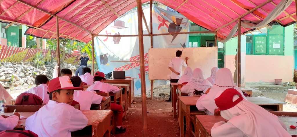 Siswa SDN Bantargebang Sukabumi Belajar di Tenda Beratap Terpal