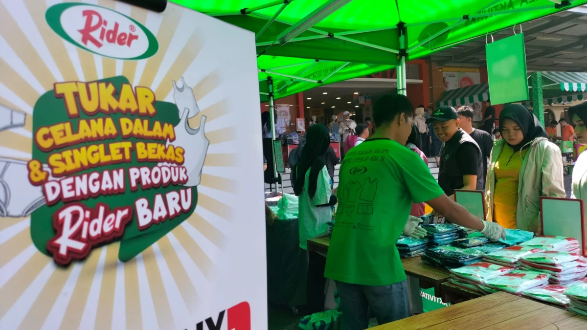 Masyarakat Sukabumi Antusias Tukar Celana Dalam dan Singlet Bekas dengan Produk Rider