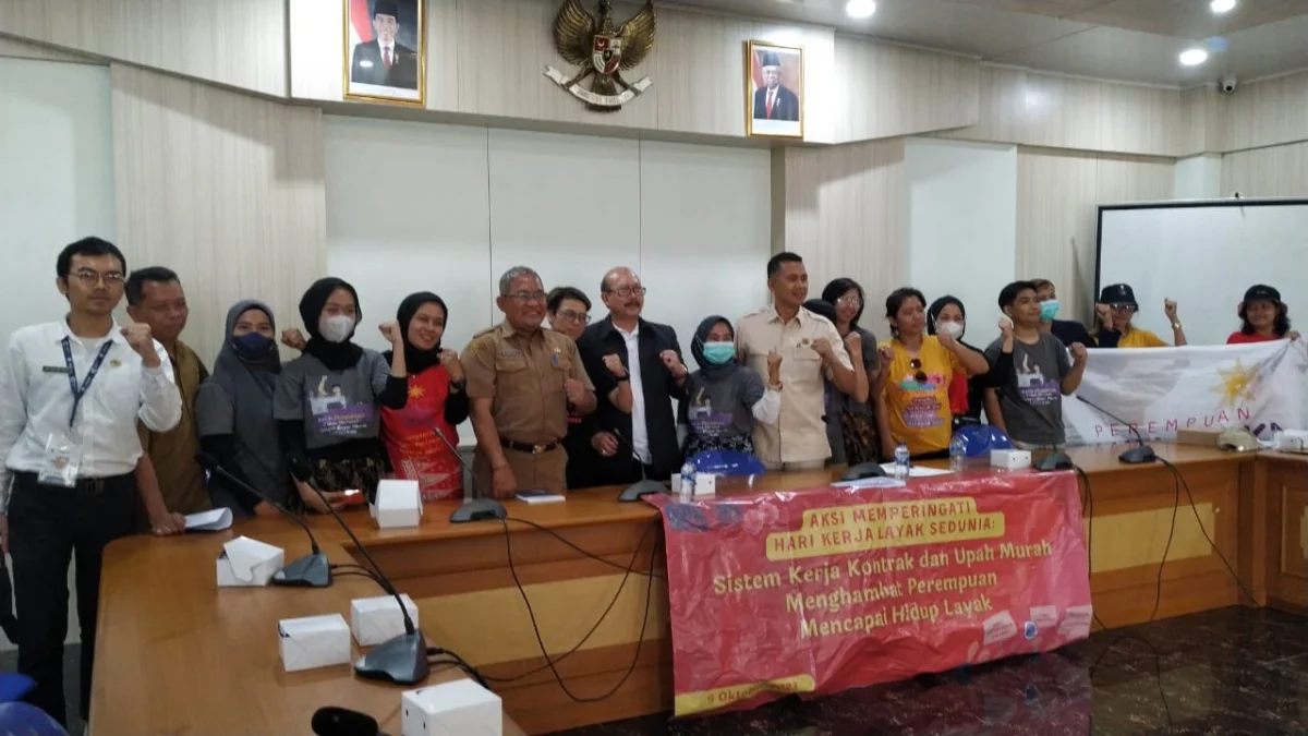 Buruh Perempuan Mahardika Curhat ke Anggota Dewan Buruh Perempuan Mahardika Curhat ke Anggota Dewan