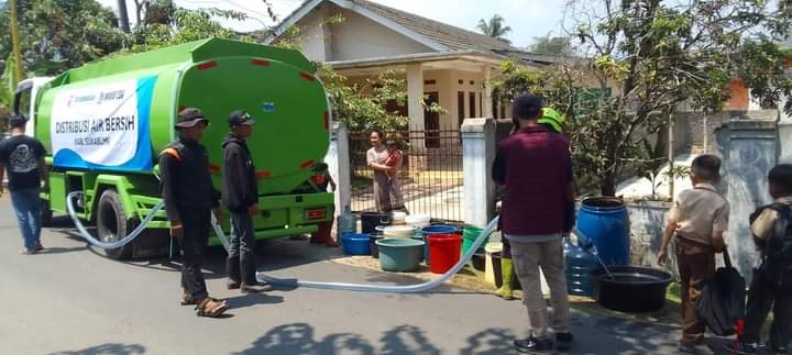 ESQ Kemanusiaan dan BPBD Salurkan Air Bersih di Desa Caringin