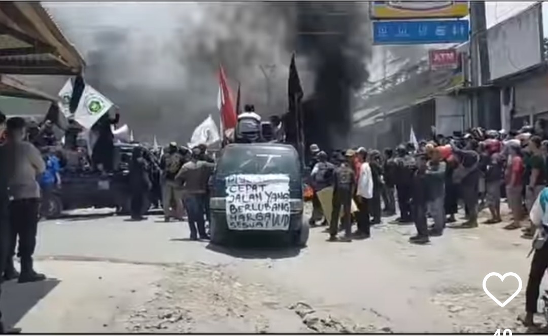 Masyarakat Pajampangan Ancam Boikot Pemilu saat Unjukrasa Jalan Rusak