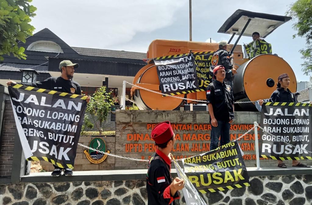 Ratusan Massa Aksi Geruduk Kantor Bina marga Provinsi