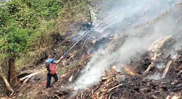 Tempat Penampungan Limbah Triplek di Cibatu Ludes Terbakar