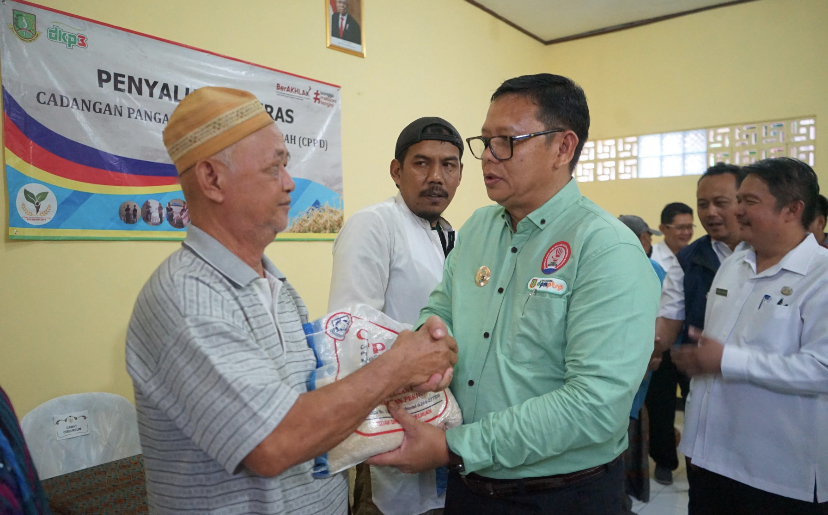 Petani Gagal Panen Terima Bantuan Beras