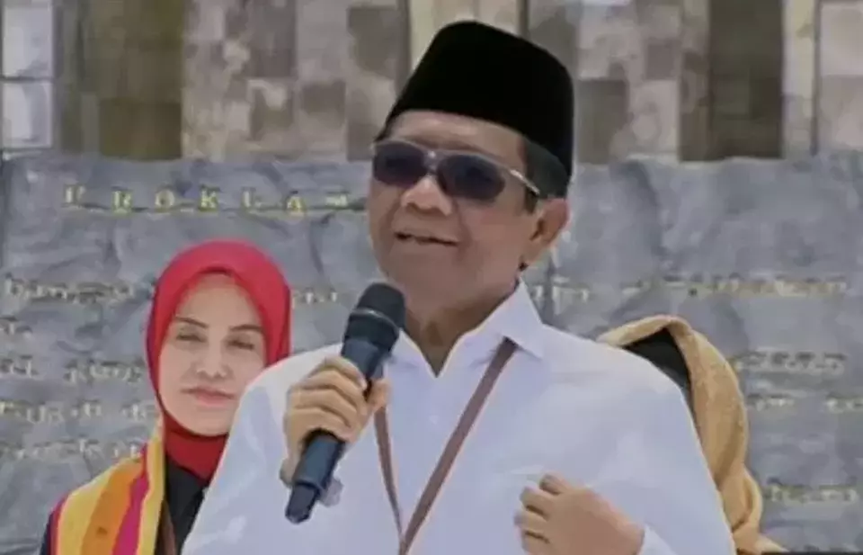 Kemeja putih Mahfud MD