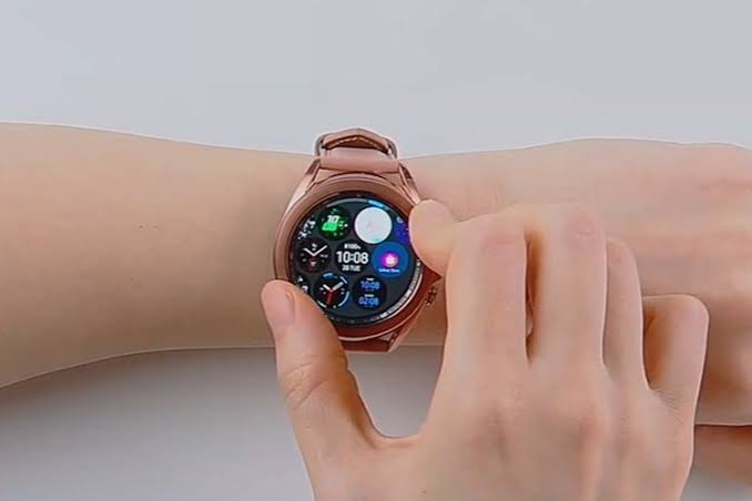 Daftar Smartwatch Canggih Terbaik, Ada Brand Samsung dan Apple 