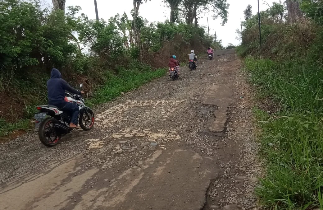 Warga Keluhkan Jalan Rusak di Ruas Bojonglopang-Cimerang