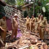 Dua Bangunan Rumah Ambruk saat Hujan Deras