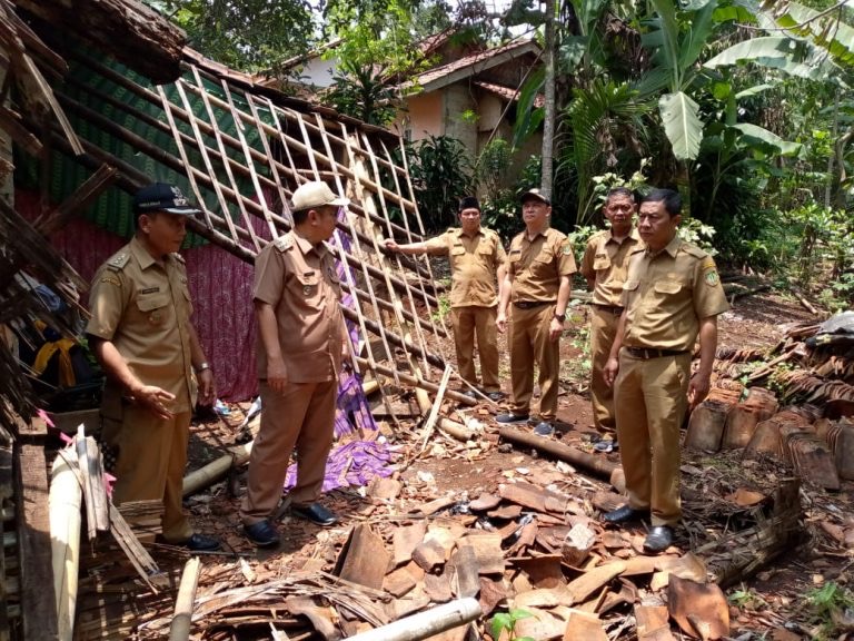 Dua Bangunan Rumah Ambruk saat Hujan Deras