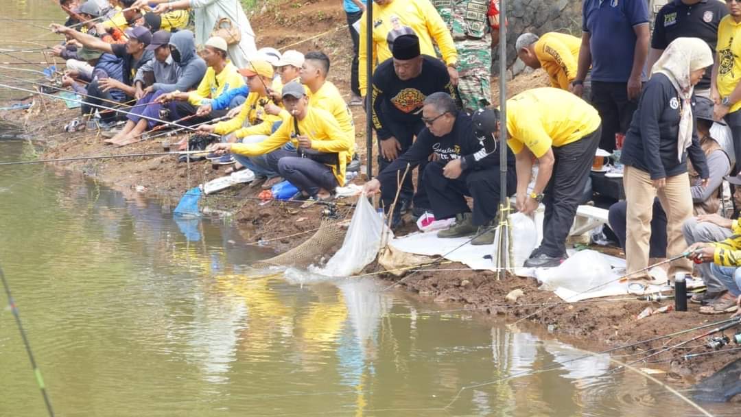 Bupati Sukabumi Mancing Bareng Bersama Warga di Situ Cisuba Cikidang