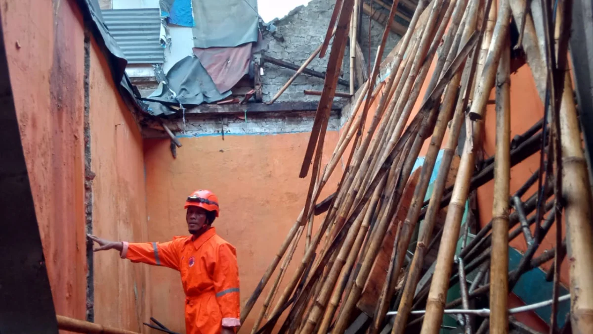 Atap Rumah Warga Ambruk Diguyur Hujan