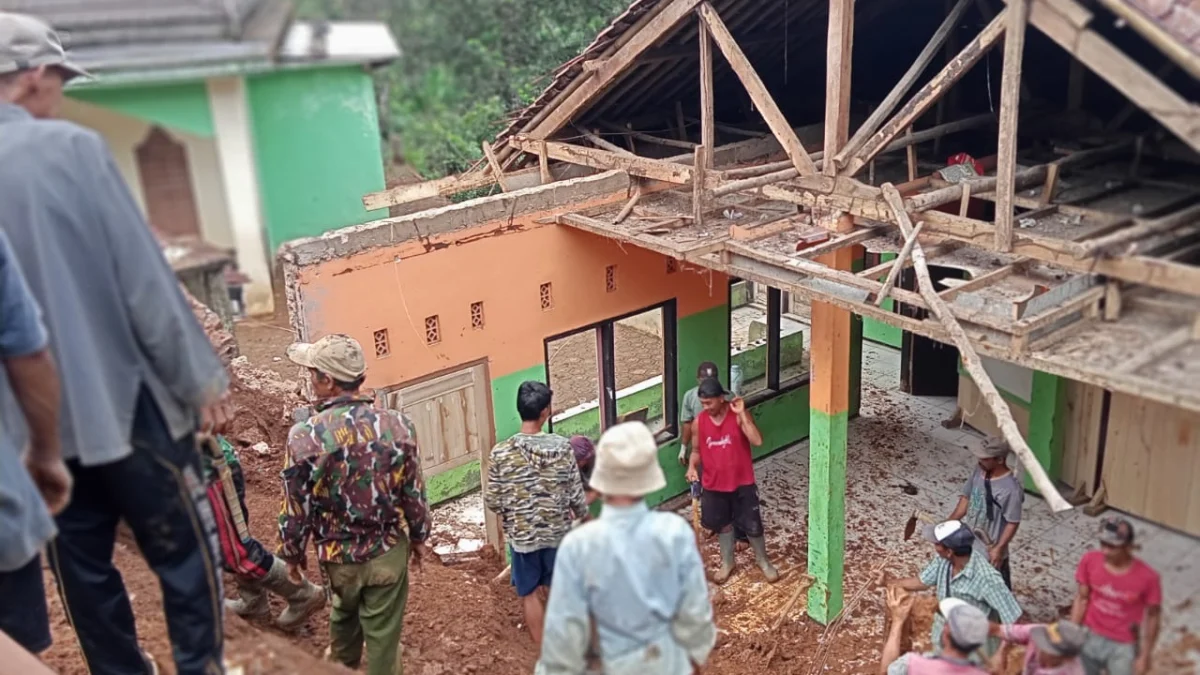 Terdampak Longsor, Puluhan Pelajar tak Bisa Sekolah