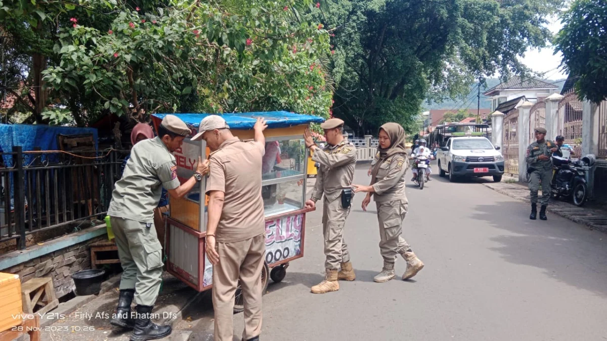 Satpol PP Tertibkan PKL yang Berjualan Sembarangan di Palabuhanratu