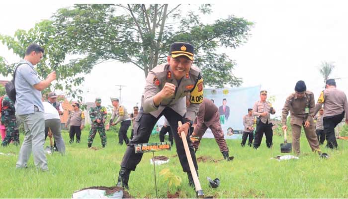 Tanam Ratusan Pohon Dukung Pelestarian Lingkungan