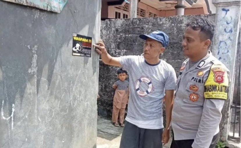 Pasang Stiker Imbauan Jaga Kamtibmas Jelang Pemilu