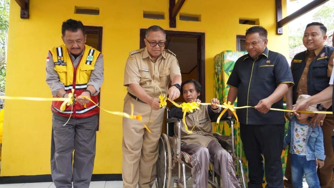 Bupati Serahkan Hasil Bedah Rumah Kepada Warga Pasanggrahan