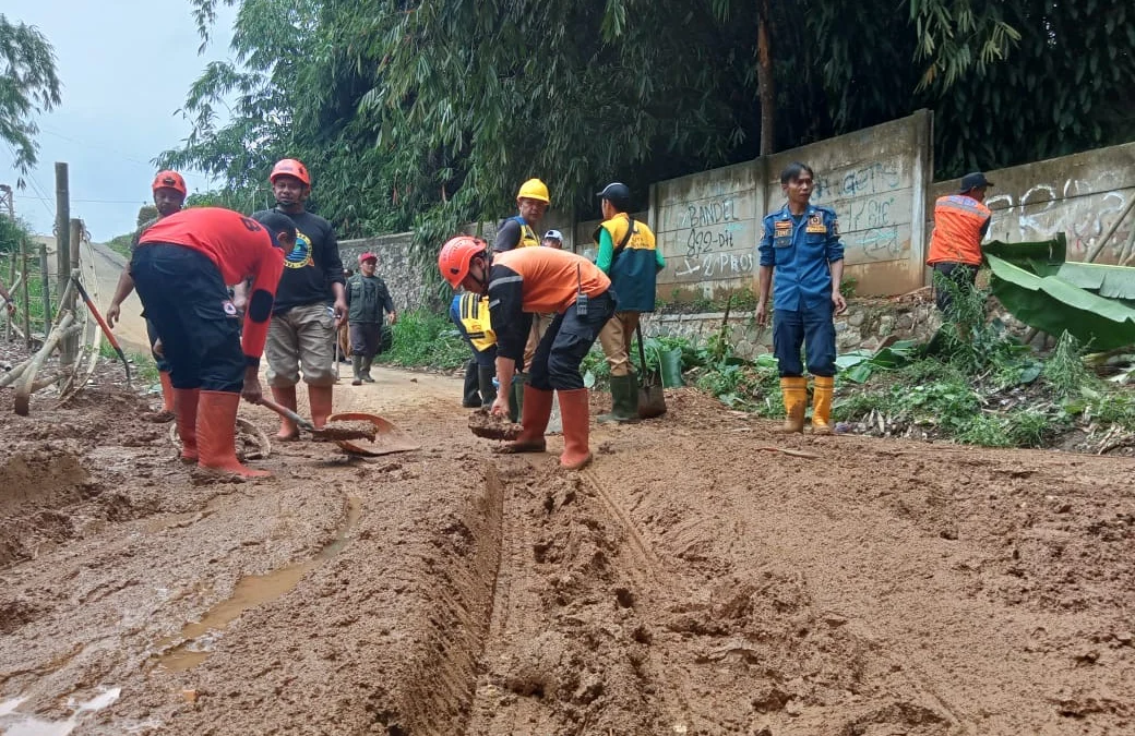 Urukan Tanah Tutup Akses Jalan, Diketahui Milik Anggota DPRD Kota Sukabumi