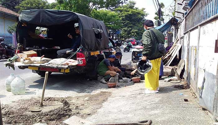 Lubang di Trotoar Bahayakan Pejalan Kaki