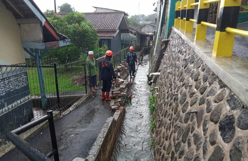 Kerap Kebanjiran saat Hujan, Akibat Robohnya Tanggul Saluran Air