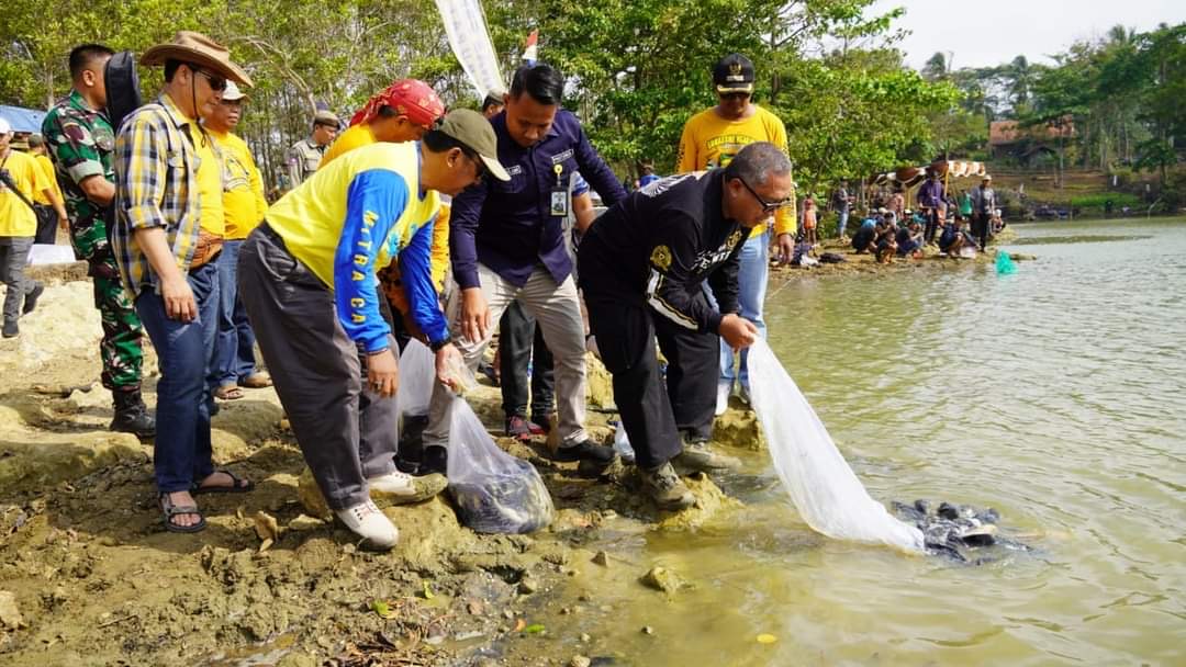 Ribuan Kilogram Benih Ikan Ditebar di Situ Habibie