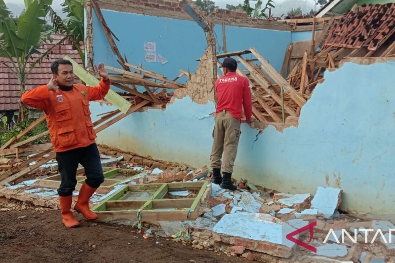 Satu Bangunan Ruang Kelas Ambruk, Dipicu Hujan Deras dan Kondisi yang Sudah Lapuk