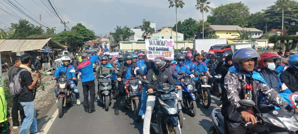 Ratusan Buruh Sukabumi Konvoi ke Bandung, Tolak Kenaikan UMK 17 Ribu