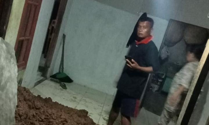 Diguyur Hujan, Tebing Setinggi 10 Meter Longsor Timpa Tiga Rumah di Cidahu