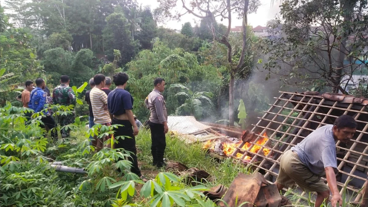 Warga Bongkar Rumah Bedeng Pasangan 'Kumpul Kebo'