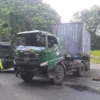 Truk Angkut Getah Karet Terguling di Tanjakan Baeud