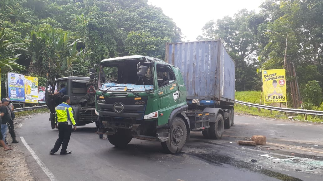 Truk Angkut Getah Karet Terguling di Tanjakan Baeud