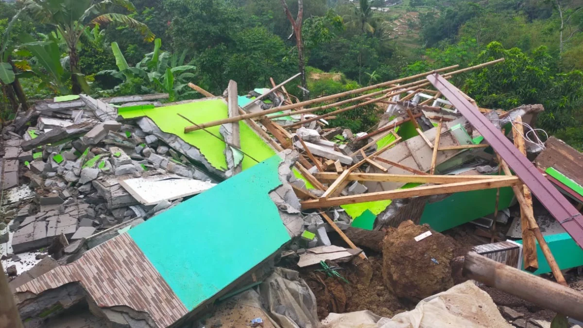 Satu Rumah Ambruk akibat Pergerakan Tanah