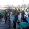 Kodim 0622 Bersih-bersih Sampah di Sekitar Area PSM Palabuhanratu