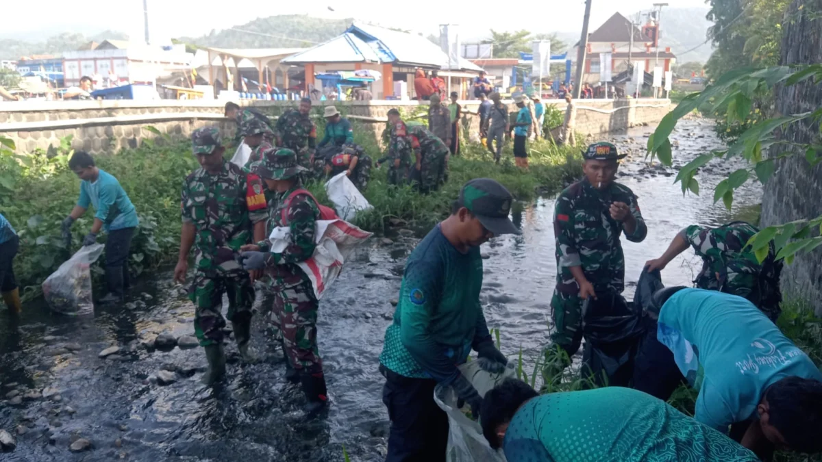 Kodim 0622 Bersih-bersih Sampah di Sekitar Area PSM Palabuhanratu