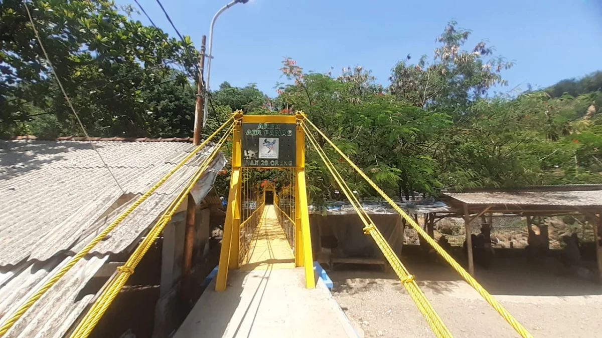 Jembatan Penyebrangan di Objek Wisata Geyser Cisolok Sudah Diperbaiki