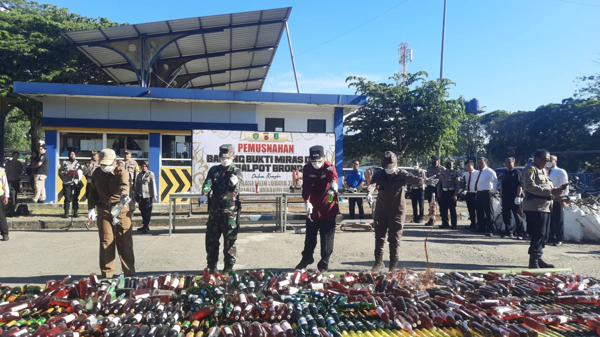 Forkopimda Musnahkan Ribuan Botol Miras dan Knalpot Brong