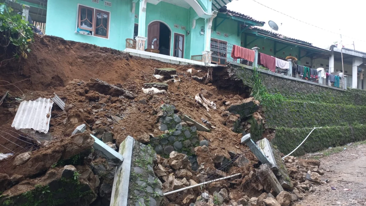 Ratusan Rumah Rusak Terguncang Gempa