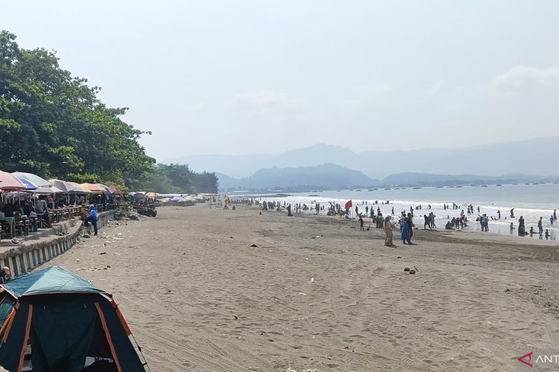 Wisatawan Dilarang Berenang di Kawasan Rawan