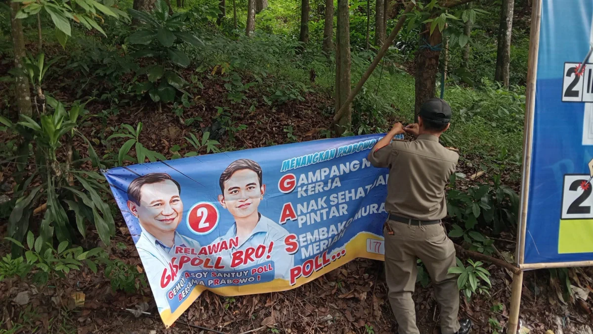 Bantah Satpol PP Sengaja Pasang Spanduk Capres