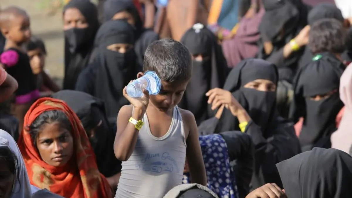 Imigran etnis Rohingya berada di depan pagar Kantor Gubernur Aceh, Banda Aceh, Aceh, Senin (11/12/2023). ANTARA/Khalis Surry (ANTARA/Khalis Surry)