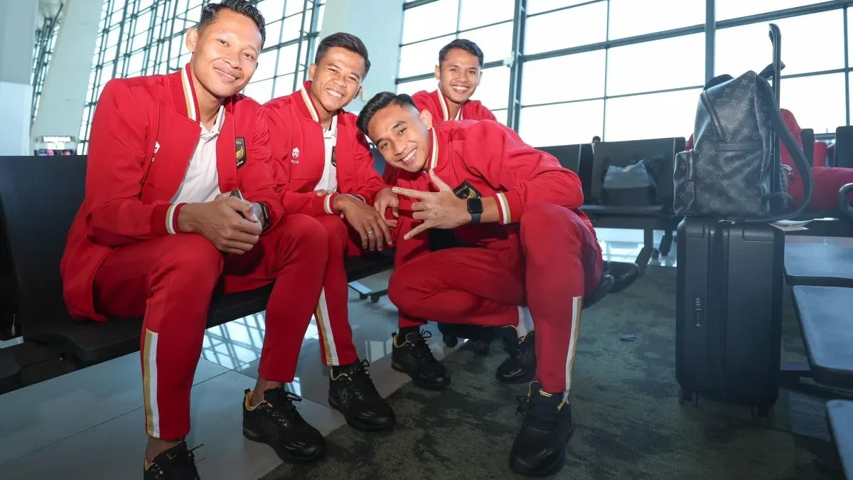 Sejumlah penggawa timnas Indonesia berpose saat akan berangkat ke Turki di Bandara Soekarno-Hatta, Tangerang, Banten, Rabu (20/12/2023). (ANTARA/Ho/PSSI)