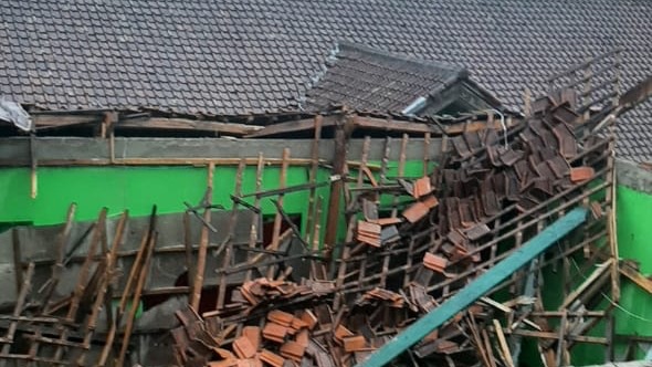 Atap Ruang Laboratorium Komputer SMP Negeri 2 Simpenan Ambruk