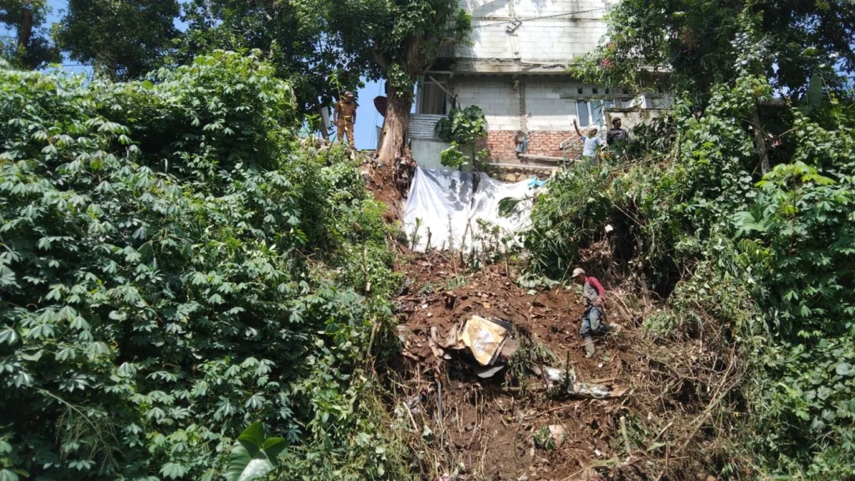 Atap Rumah Ambruk, Penghuninya Harus Mengungsi