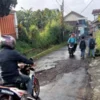 Warga Keluhkan Jalan Rusak