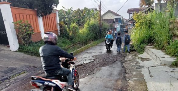 Warga Keluhkan Jalan Rusak