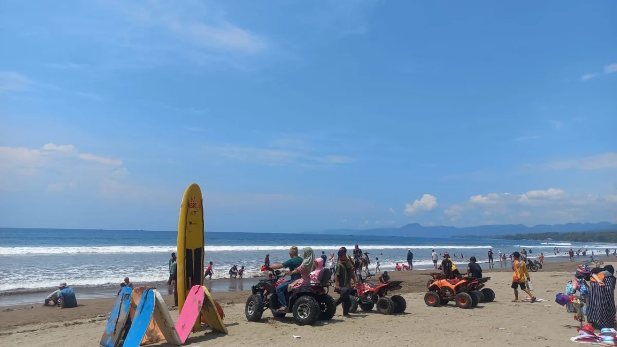 Kawasan Pantai Palabuhanratu Dipadati Wisatawan