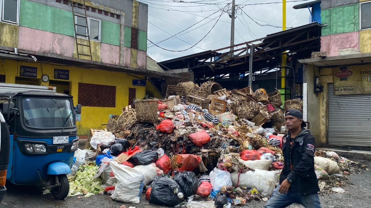 Tumpukan Sampah Ganggu Estetika Pasar Cisaat Sukabumi