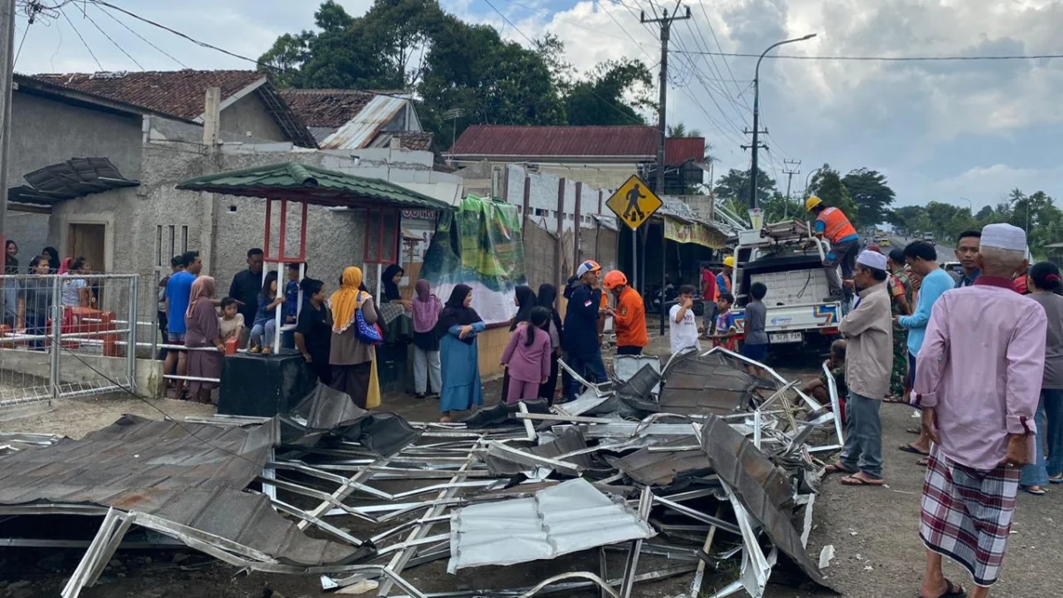 Puluhan Rumah Porak-poranda